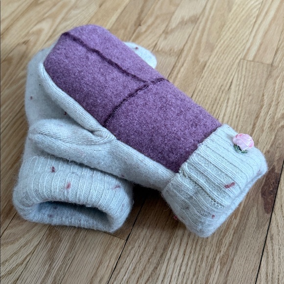 Cozy Pink and Cream Wool Mittens with Rose Detail - Picture 3 of 6